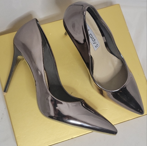 UniLady Shoes - Unilady Chrome Mirror Pointed Toe Pumps size 10